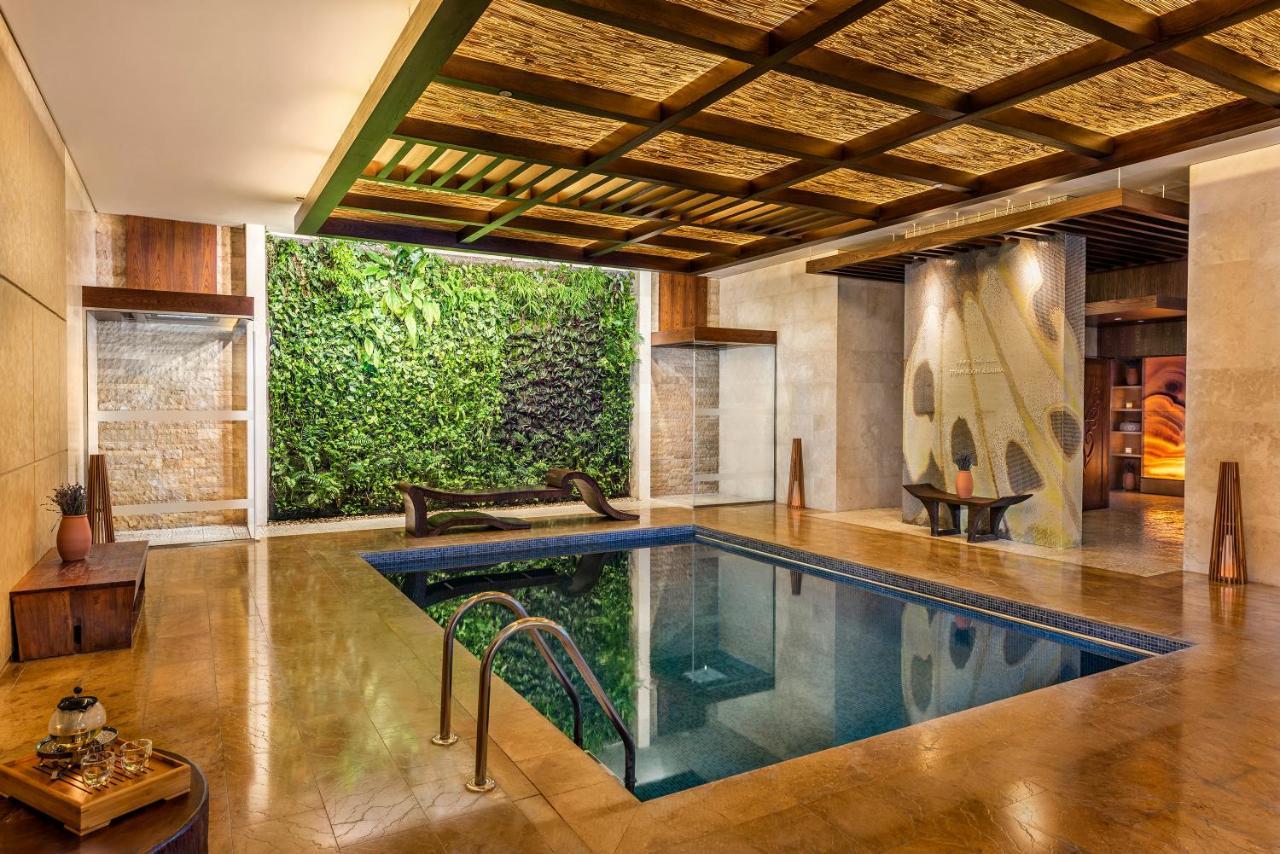 Sofitel Dubai Palm Apartments Exterior foto A living wall in a private residence