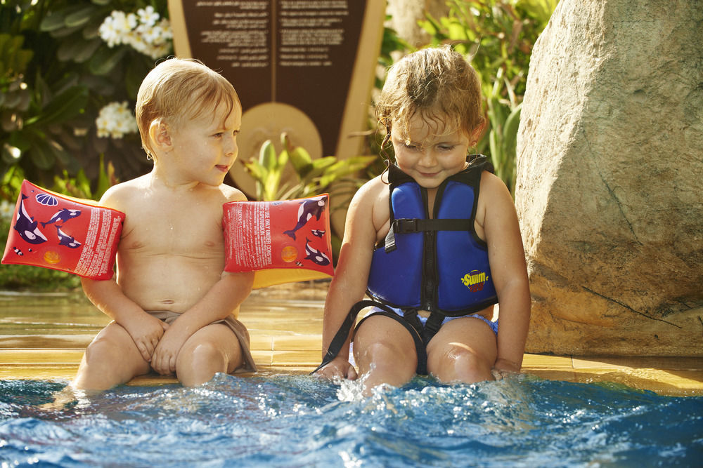Sofitel Dubai Palm Apartments Exterior foto Children wearing swim vests
